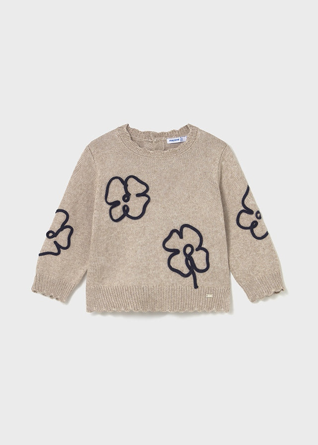 Pull en tricot toffee avec fleurs noires brodées