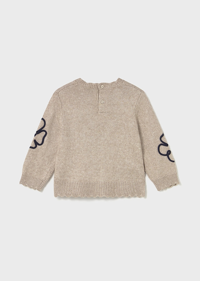 Pull en tricot toffee avec fleurs noires brodées