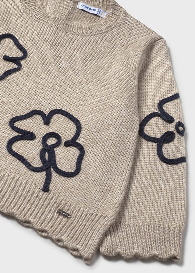 Pull en tricot toffee avec fleurs noires brodées