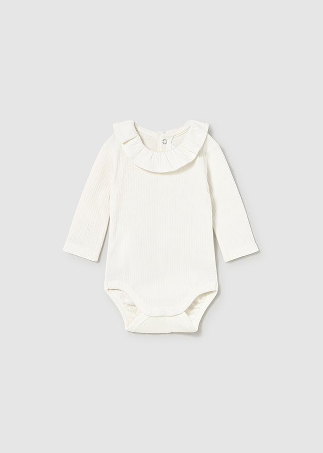 Cache-couche en tricot côtelé avec col à volants écru