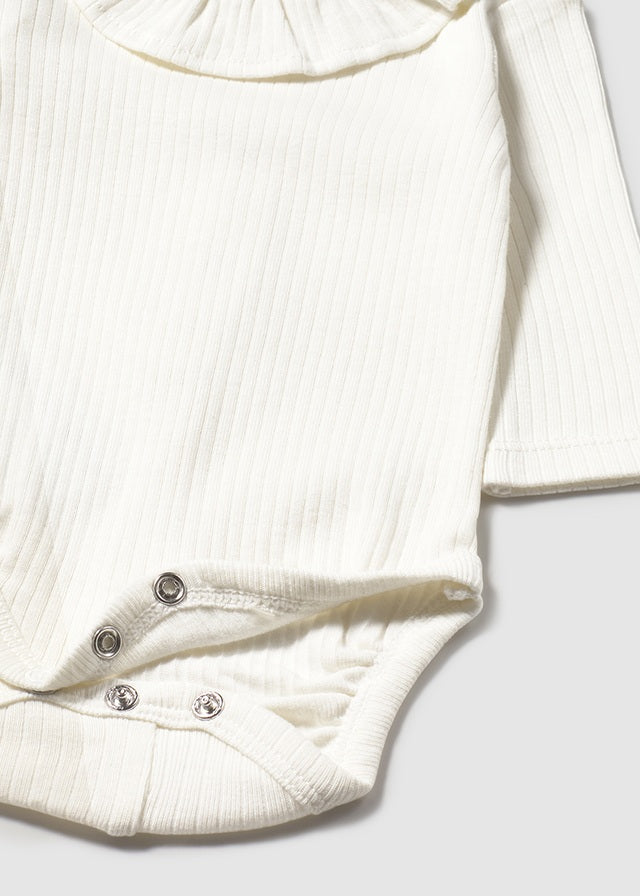 Cache-couche en tricot côtelé avec col à volants écru