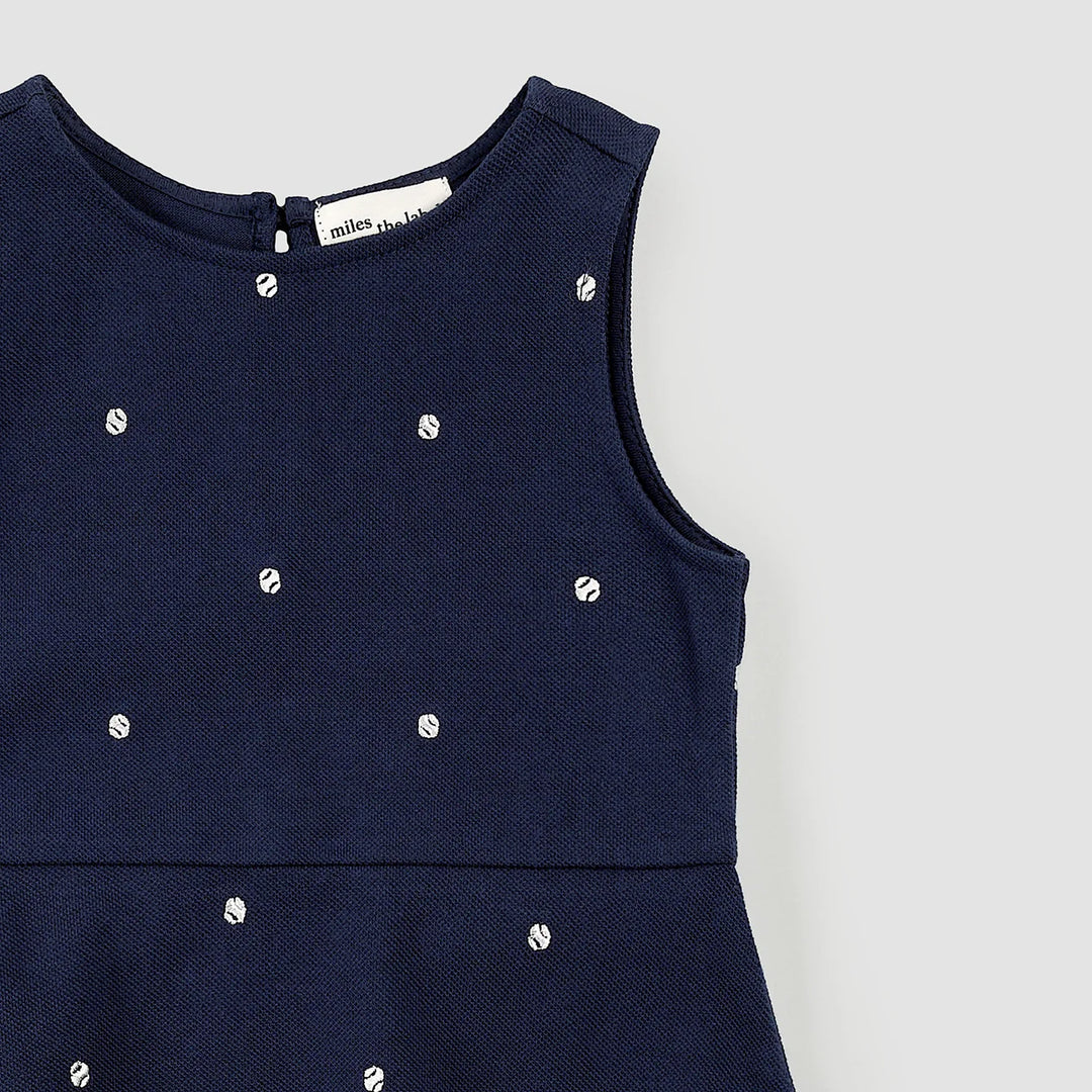 Robe en piqué bleu marine avec balles de tennis brodées