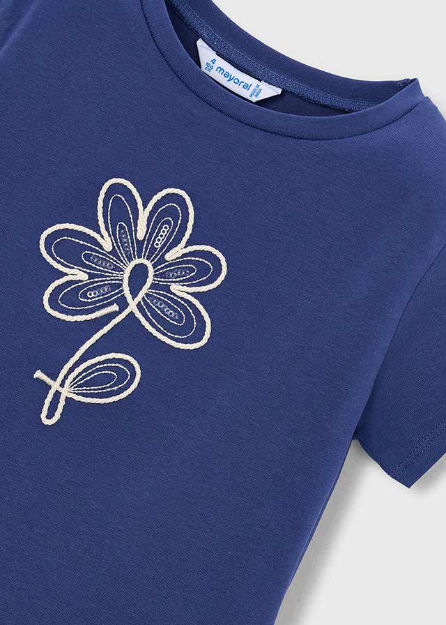 Chandail à manches courtes - Fleur brodée sur fond bleu