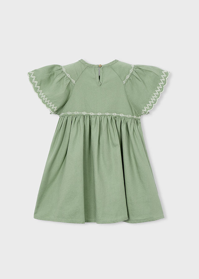 Robe verte avec petites broderies