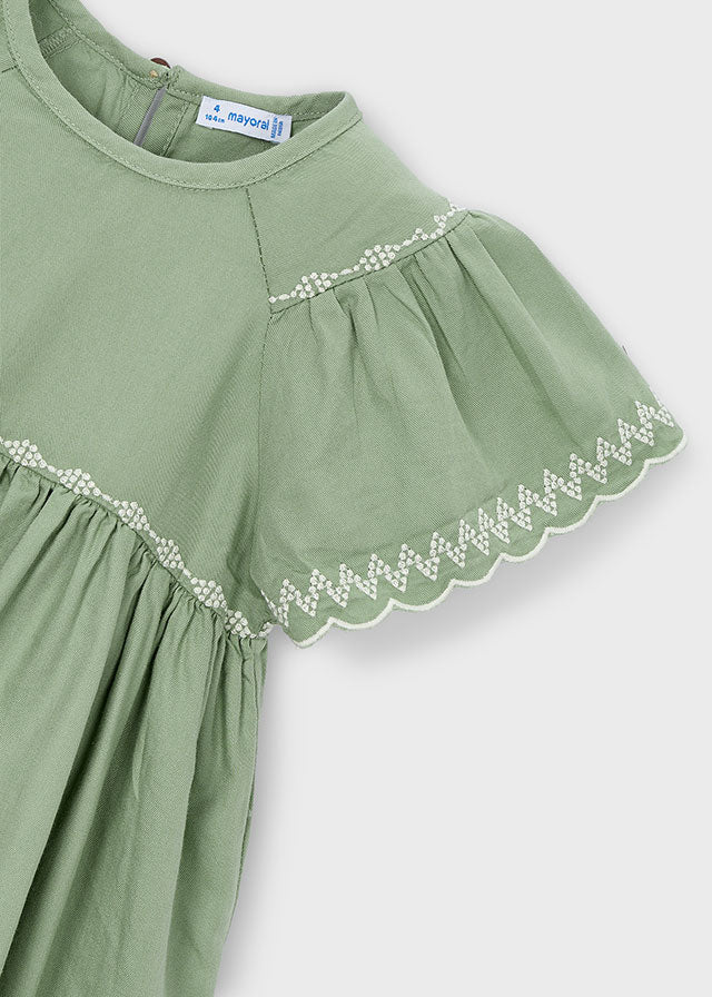 Robe verte avec petites broderies