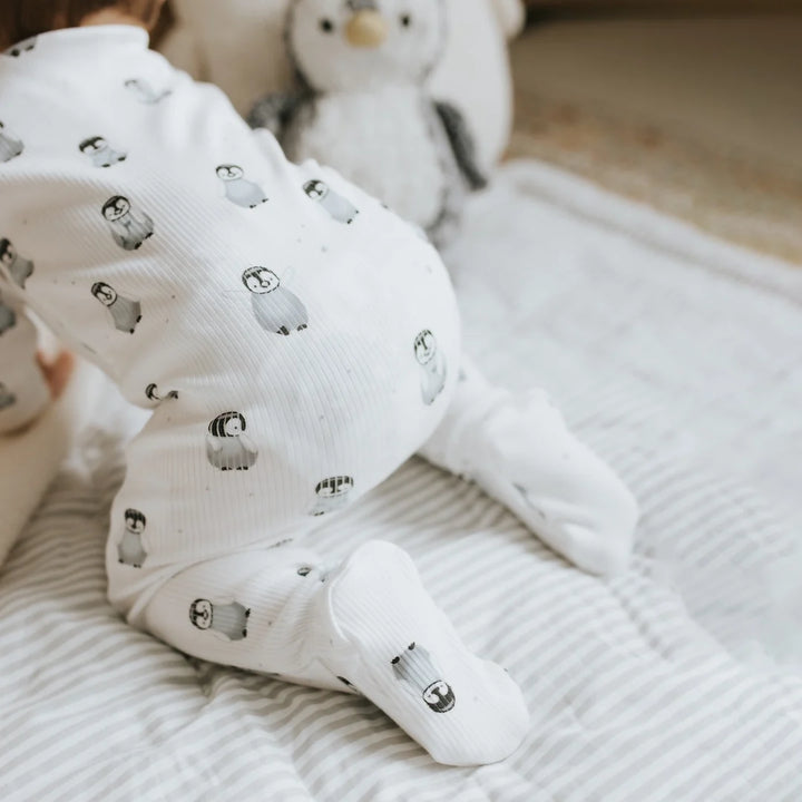 Pyjama une pièce en tricot côtelé à imprimé de pingouins