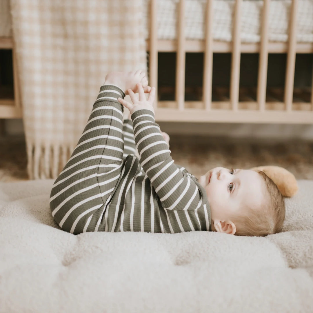 Pyjama une pièce en tricot côtelé à rayures vert ferme