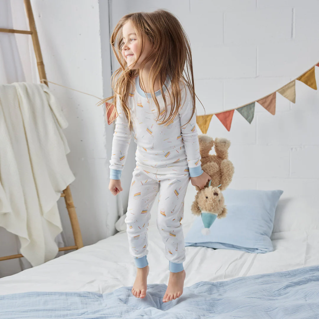 Pyjama deux pièces à imprimé de gâteau d’anniversaire
