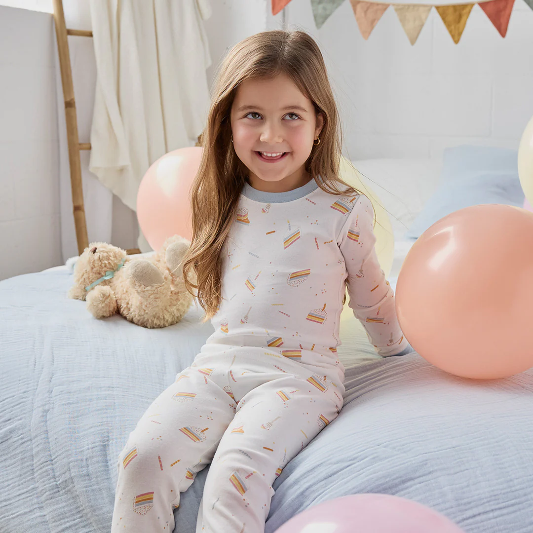 Pyjama deux pièces à imprimé de gâteau d’anniversaire