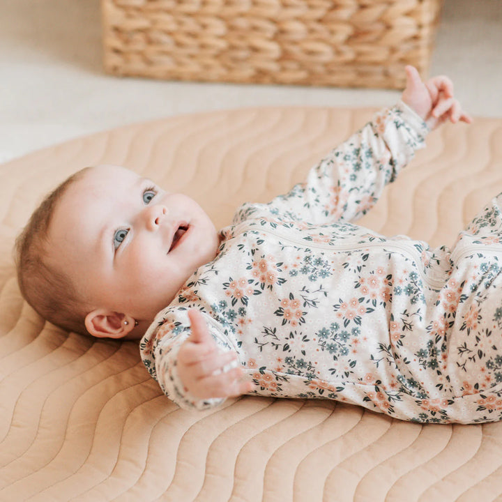 Pyjama une pièce à imprimé de fleurs printanières