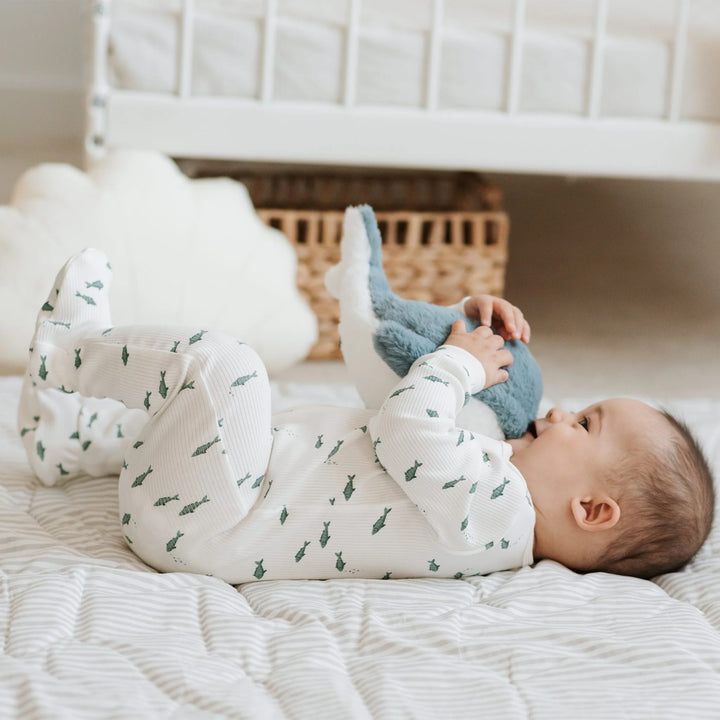 Pyjama une pièce en tricot côtelé à imprimé de petits poissons