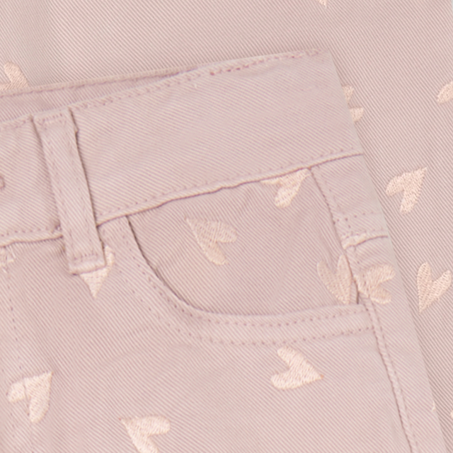 Pantalon rose avec coeurs brodés