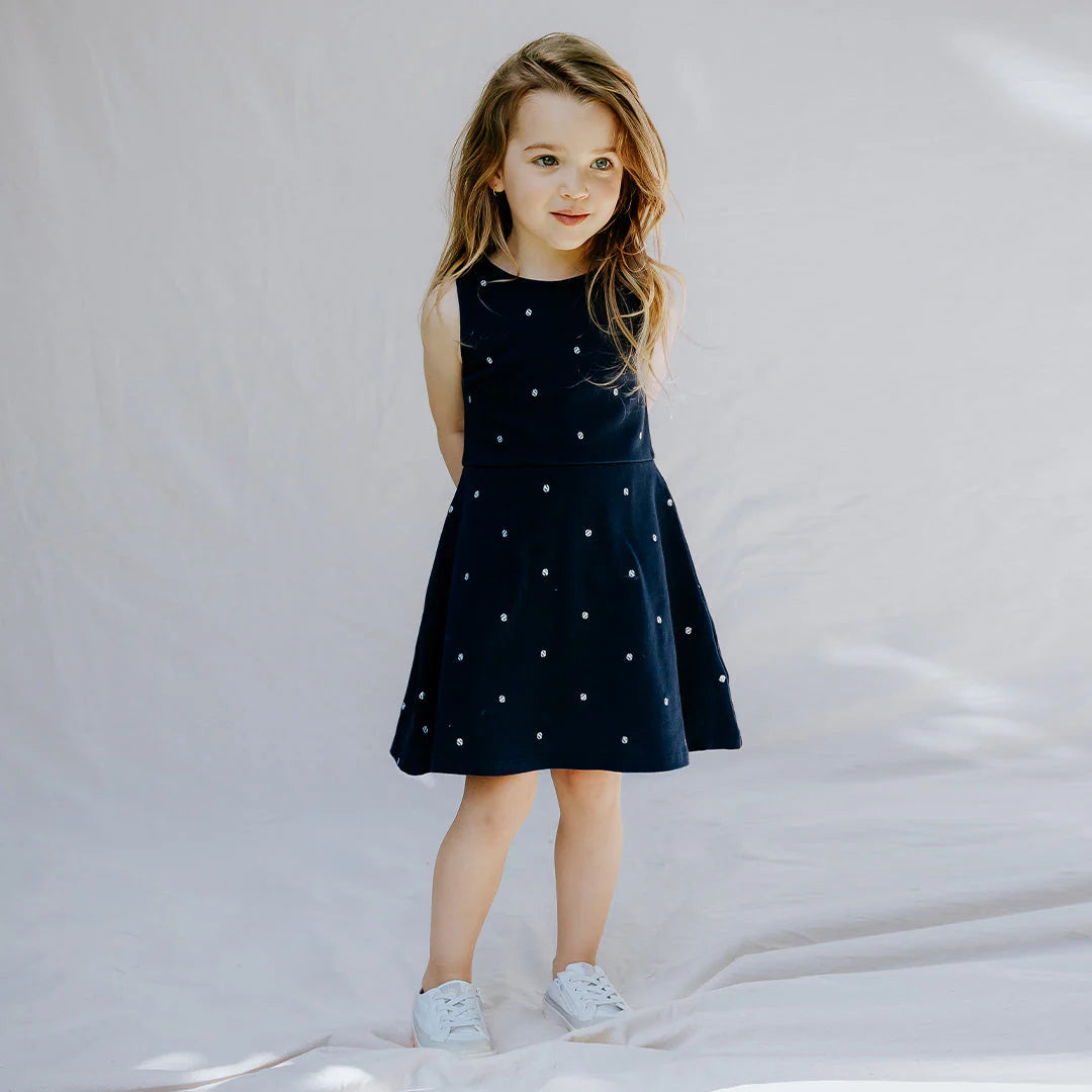 Robe en piqué bleu marine avec balles de tennis brodées