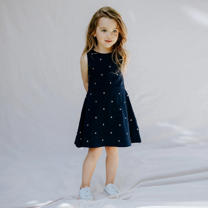 Robe en piqué bleu marine avec balles de tennis brodées
