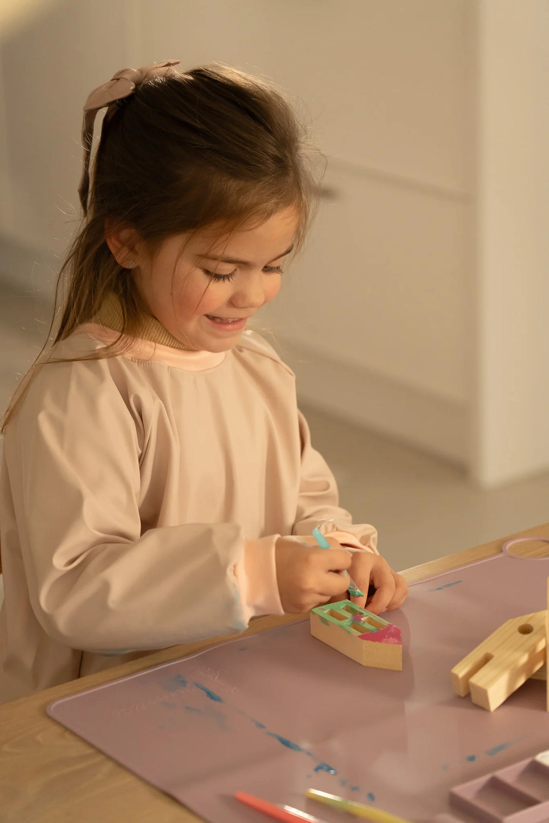 Tablier d’artiste imperméable pour enfants - Soleil fleuri (collaboration avec Lysa Jordan)