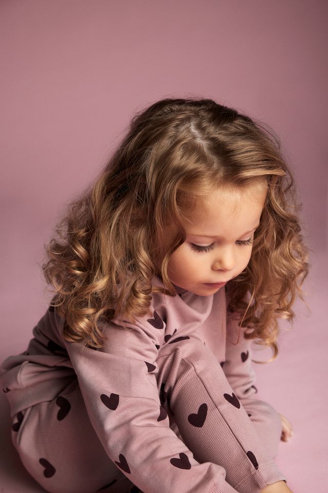 Sweat rose à imprimé de coeurs