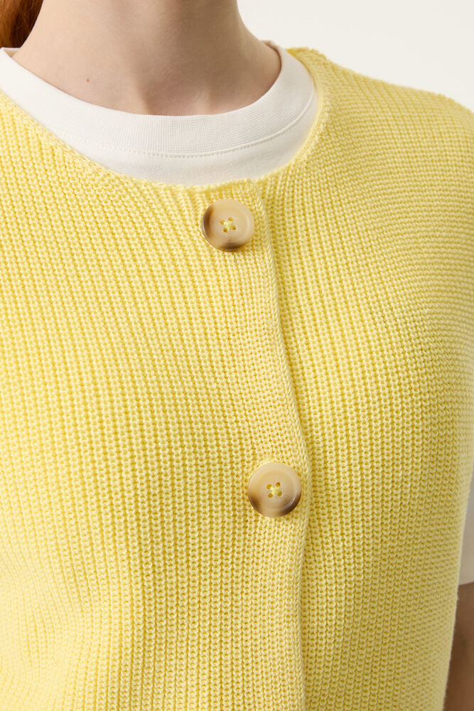 Gilet en tricot jaune