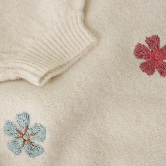 Pull en tricot avec fleurs brodées
