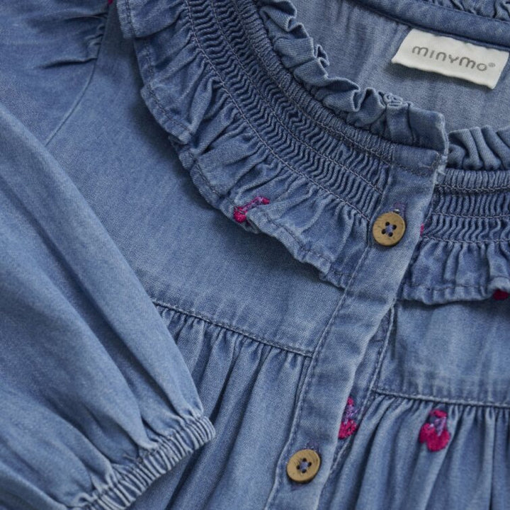 Robe en jeans avec cerises brodées