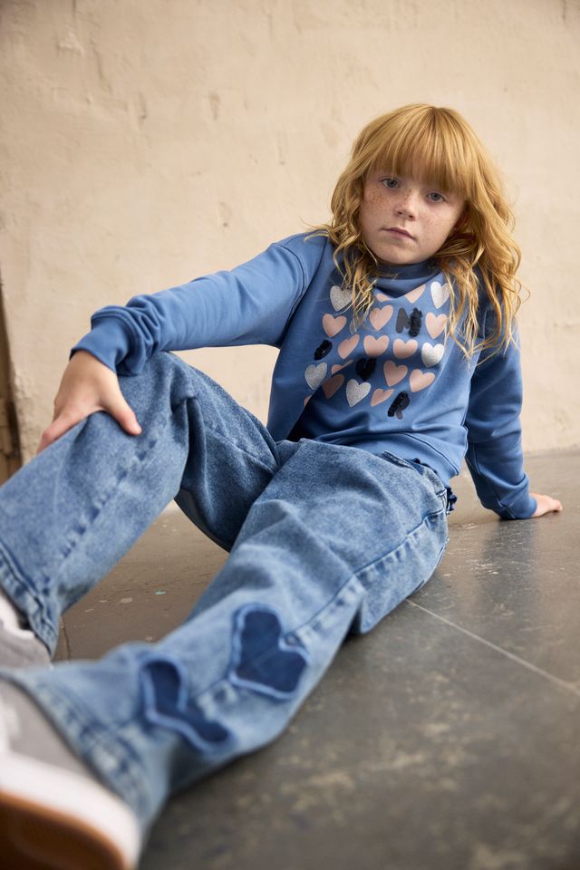 Jeans à jambes larges avec appliqués de coeurs